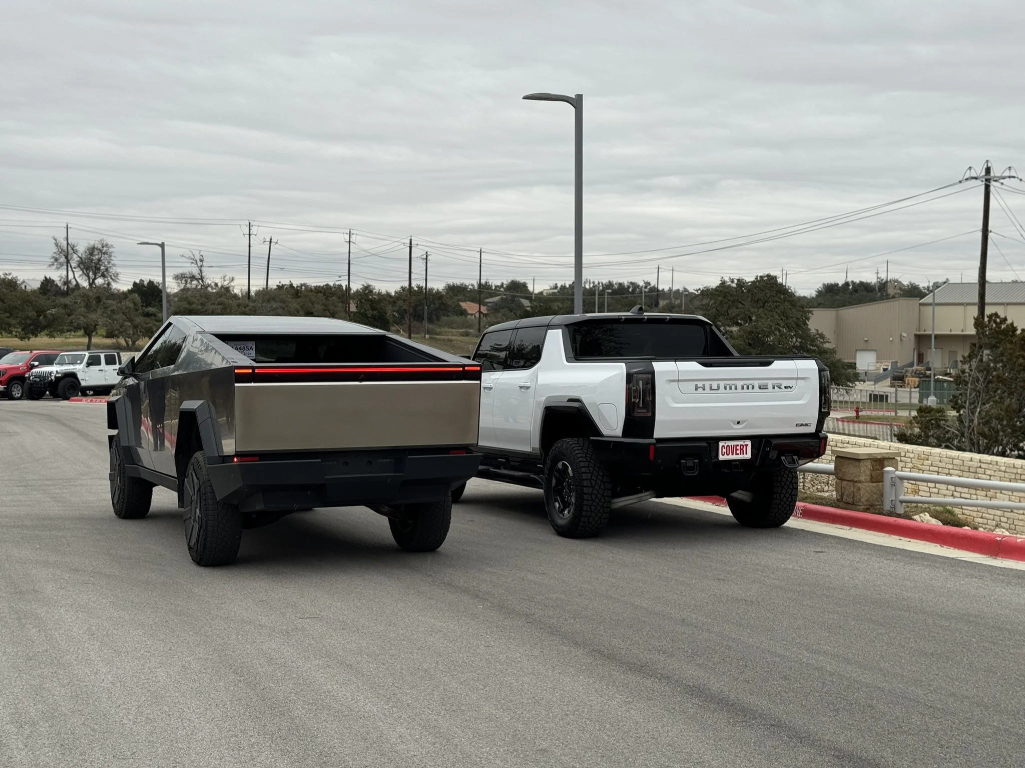 hummer-ev-truck-vs-cyber-truck2.webp