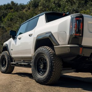 WELD_Off-Road_Crux_White_Hummer-EV_Satin-Black-03.jpg