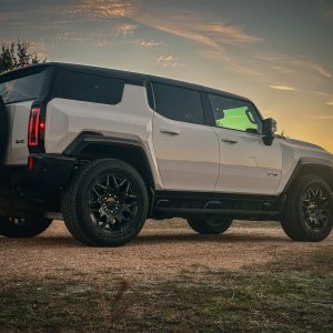 2025-hummer-ev-suv-sunrise.jpg